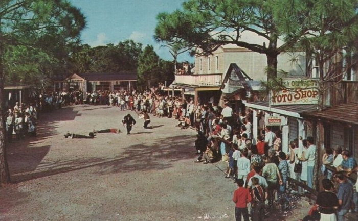 Floridaland - Vintage Postcard (newer photo)